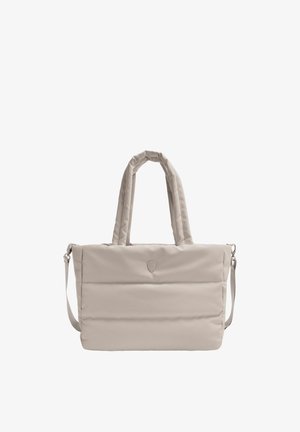 Beige gewatteerde handtas met twee korte handvaten, een verstelbare schouderriem en een klein embleem aan de voorkant in het midden.
