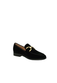 Mocassini in velluto nero con tacco basso, dotati di un accento in catena dorata sulla parte superiore e dettagli cuciti sottili lungo i bordi.