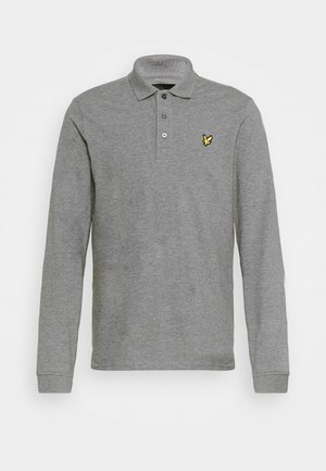 Polo gris à manches longues en matière douce, avec une patte de boutonnage à trois boutons et un logo jaune sur la poitrine gauche.