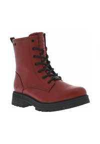 Bottes de cheville en cuir synthétique rouge avec des lacets noirs, surface texturée, bout rond et semelle en caoutchouc noire épaisse. Présente le logo sur le côté.