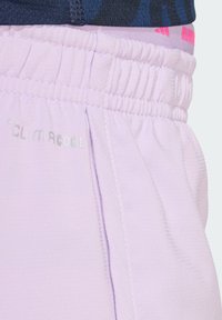 Lichtpaarse sportshorts met een elastische tailleband, met zilveren "CLIMACOOL" branding en verticale textuuraccenten.