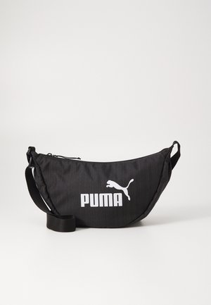 Geantă din pânză neagră, cu o formă rotunjită, având un logo alb "PUMA" și un mic desen cu o pisică sărind. Include o curea reglabilă.