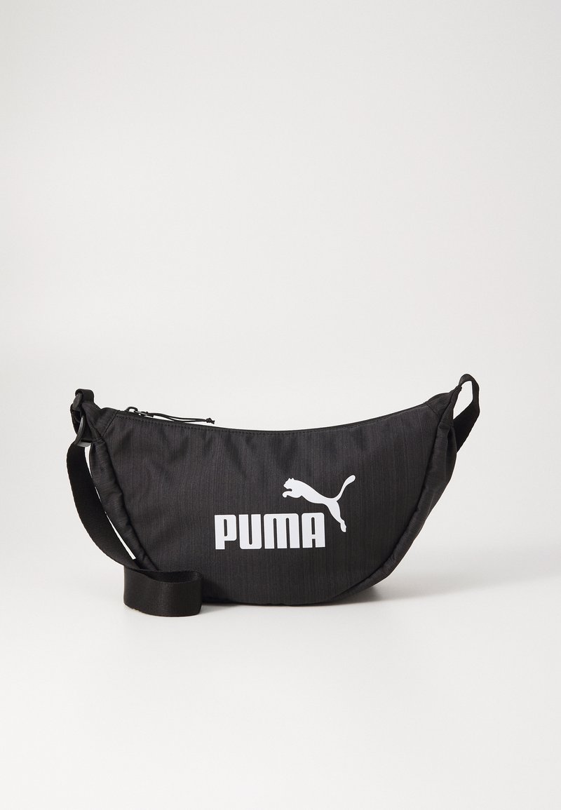 Schwarze Stofftasche mit runder Form, die ein weißes "PUMA"-Logo und ein kleines springendes Katzendesign aufweist. Mit verstellbarem Riemen.