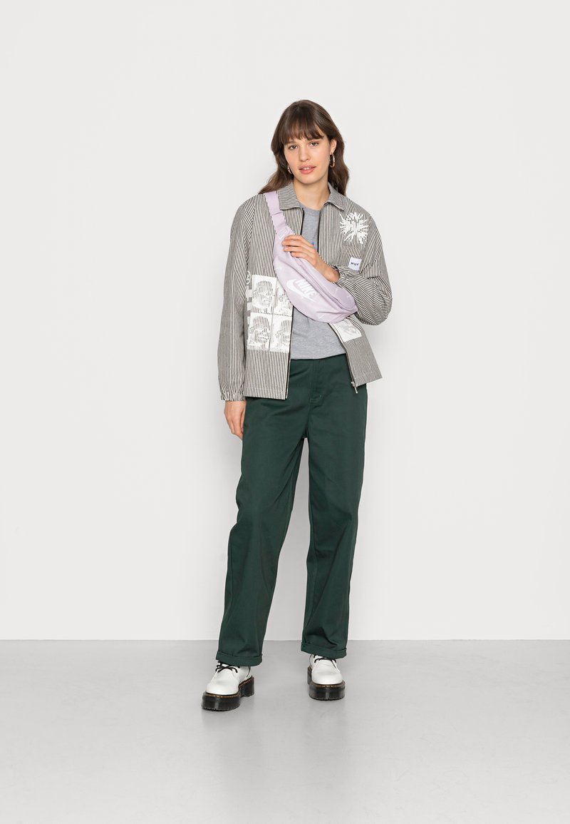 Damen Leichte Jacken | HUF UNSUNG Bomberjacke black/schwarz - RP63894 Damen Leichte Jacken | HUF UNSUNG Bomberjacke black/schwarz - RP63894