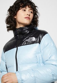 The North Face NUPTSE SHORT JACKET - Casaco de penas - beta blue
