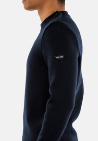 Maglione lavorato a maglia blu navy con finitura testurizzata, caratterizzato da un collo rotondo, dettagli con bottoni sulla spalla e una piccola etichetta "Saint James".