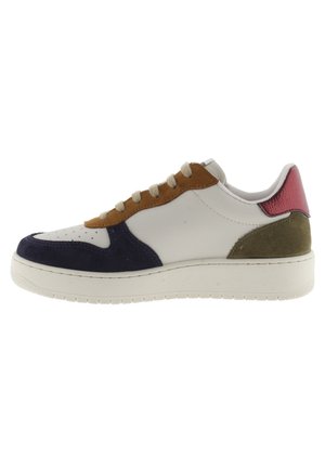 Baskets multicolores avec cuir blanc, suède bleu marine, accents marron et olive, et détail métallique bordeaux au talon. Bout rond et semelle texturée.