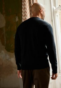 Next REGULAR FIT - Pulóver - black