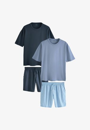 Două tricouri în nuanțe de albastru închis și albastru deschis, asociate cu pantaloni scurți cu dungi închise și pantaloni scurți cu dungi deschise. Toate articolele au un croi lejer.