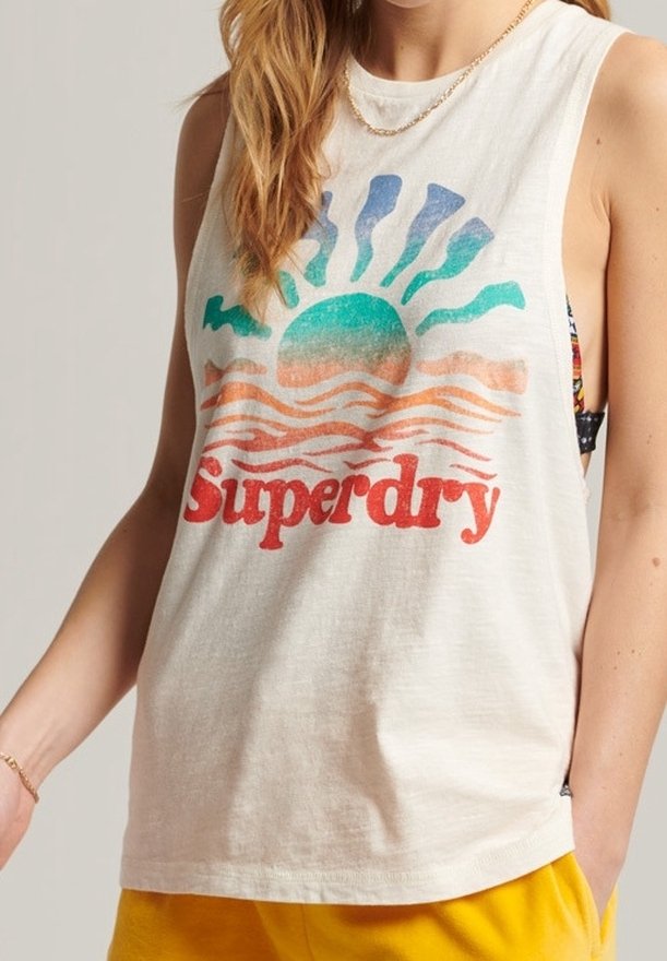 Biały bezrękawnik z bawełny z kolorową grafiką słońca i fal oraz napisem "Superdry" w wyraźnej czerwieni. Miękka tekstura, luźny krój.