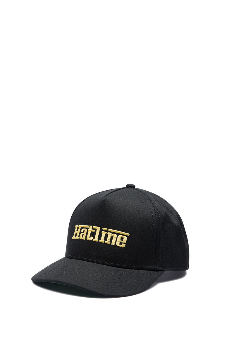 Gorra de béisbol negra con visera curva que presenta texto bordado en oro "Hatline" en el panel frontal.