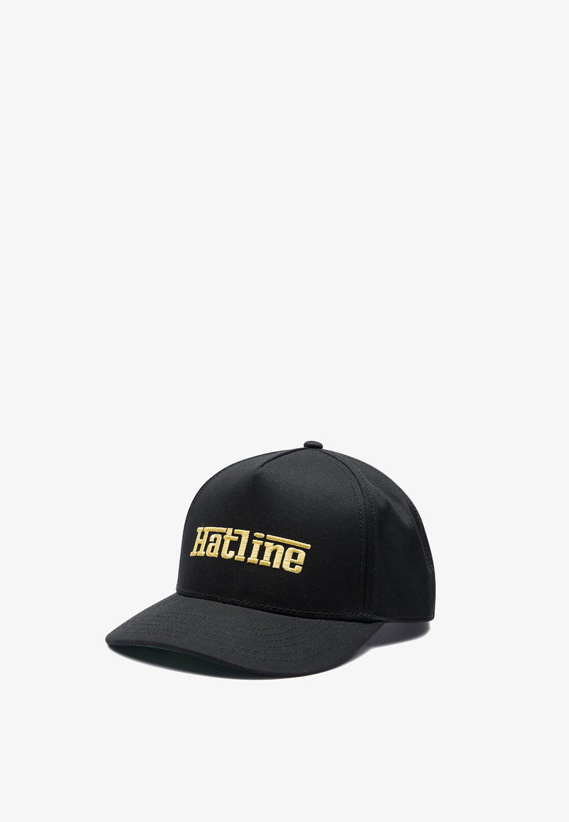 Casquette de baseball noire à visière courbée avec le texte brodé en or "Hatline" sur le panneau avant.