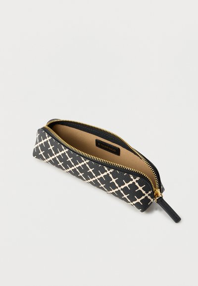 Ασπρόμαυρη θήκη μολυβιών με φερμουάρ, κατασκευασμένη από υφασμάτινη υφή με γεωμετρικό σχέδιο. Το εσωτερικό έχει λείο μπεζ ύφασμα. Χρυσές μεταλλικές λεπτομέρειες.