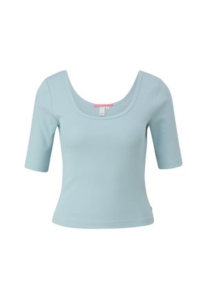 Heled sinise ribateeritud topp, millel on ümar kaelus ja lühikesed varrukad. Omab tõmbetunnustega disaini ja väikest silti sees.