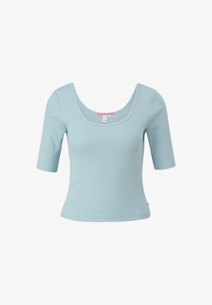 Heled sinise ribateeritud topp, millel on ümar kaelus ja lühikesed varrukad. Omab tõmbetunnustega disaini ja väikest silti sees.