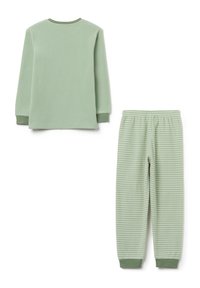 Conjunto de pijama verde claro que incluye una parte superior de manga larga de un color sólido y pantalones a rayas a juego con cintura elástica y puños.