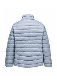 Světlomodrá prošívaná péřová bunda s vodorovným prošíváním, vysokým límcem a dlouhými rukávy, vyrobená z hladké, lesklé látky.