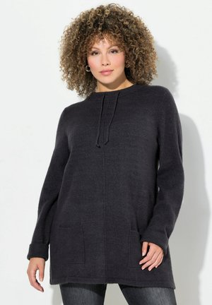 Pull-over à capuche gris foncé, à manches longues, avec des poches à l'avant et des poignets côtelés, fabriqué en tissu doux et texturé.