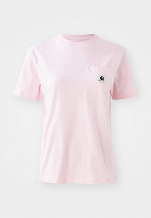 T-shirt di cotone rosa con scollatura rotonda, maniche corte e una tasca sul petto sinistro con una piccola etichetta del logo. Texture liscia.