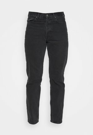 Zwarte denim jeans met een recht model, vijf zakken, sluiting met een knop aan de voorkant en contrasterende stiksels. Gladde textuur met lichte slijtage zichtbaar.