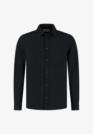 Czarna koszula z długim rękawem wykonana z fakturowanej tkaniny, z zapinanym na guziki przodem, kieszenią na piersi oraz kołnierzykiem.