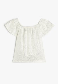 Top bianco scollato sulle spalle con maniche a volant corte, scollo arricciato e tessuto testurizzato con un lieve dettaglio lucido.