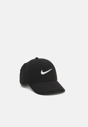 Sort baseball cap lavet af stof med en buet skygge; har et hvidt Nike-logo på fronten og ventilationshuller på siderne.