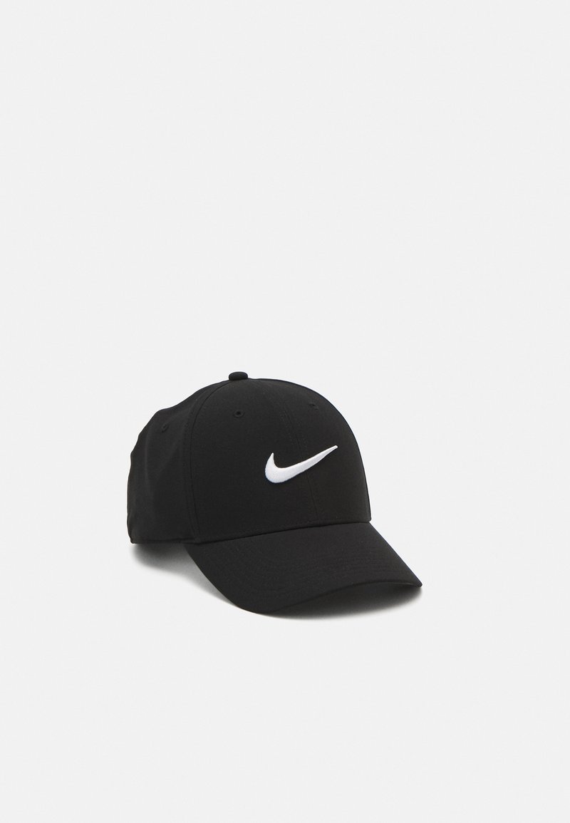 Boné de beisebol preto feito de tecido com aba curva; apresenta um logo da Nike em branco na frente e orifícios de ventilação nas laterais.