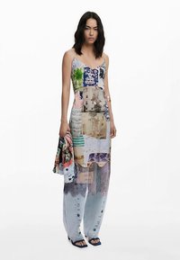 Maxikleidi mitmevärvilise lapitöödisainiga, mis sisaldab erinevaid mustreid ja kujutisi. Valmistatud kergest kangast ning kaasas sobiv sall.