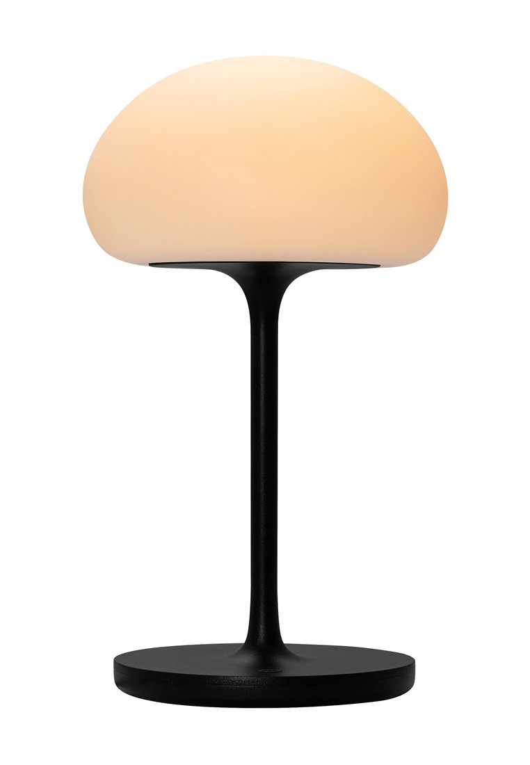 Tischlampe mit einem runden, satinierten Glasschirm und einem eleganten, schwarzen Metallfuß. Das Design zeichnet sich durch sanfte Kurven und eine minimalistische Form aus.