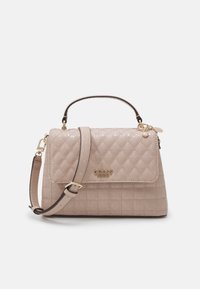 Prošívaná béžová kabelka s lesklým povrchem, horním držadlem a nastavitelným ramenním popruhem; zahrnuje zlaté kovové detaily a logo.