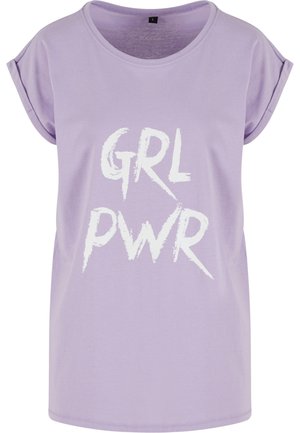 Tricou scurt cu mânecă scurtă de culoare violet deschis, cu decolteu rotund; are inscripționat în litere albe îndrăznețe textul "GRL PWR" într-un stil uzat.