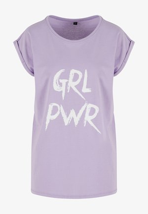 Tricou scurt cu mânecă scurtă de culoare violet deschis, cu decolteu rotund; are inscripționat în litere albe îndrăznețe textul "GRL PWR" într-un stil uzat.