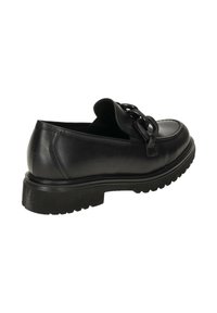 Scarpa in pelle nera con suola spessa, caratterizzata da un accento decorativo in catena sulla parte superiore e un design a punta rotonda. Battistrada testurizzato sulla suola.