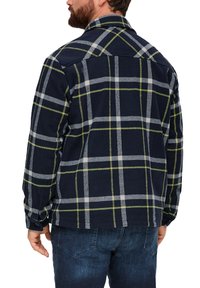 Marine-kariertes Flanellhemd mit grünen und weißen Linien, ausgestattet mit einem Button-Down-Kragen und langen Ärmeln. Der Stoff ist weich und strukturiert.