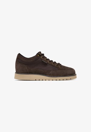 Scarpa in suede marrone con upper strutturato, punta rotonda, lacci piatti e suola in gomma beige. Presenta occhielli dorati e dettagli di cucitura discreti.