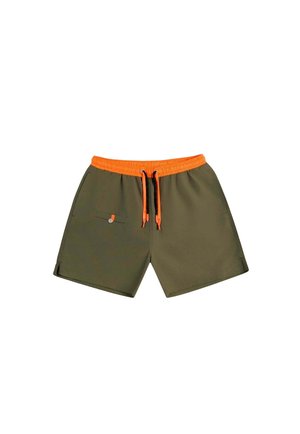 Shorts vert olive avec une ceinture élastique orange et un cordon, avec une petite poche boutonnée sur le côté gauche.