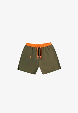 Shorts vert olive avec une ceinture élastique orange et un cordon, avec une petite poche boutonnée sur le côté gauche.