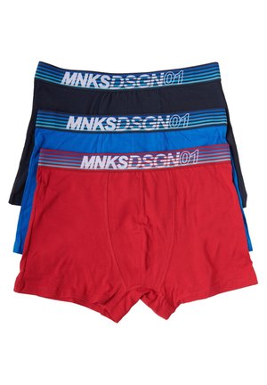 Tres pares de boxers: rojo, azul y marino. Cada uno cuenta con un tejido suave y una cinturilla elástica a rayas con la marca "MNKSDSGN 01".