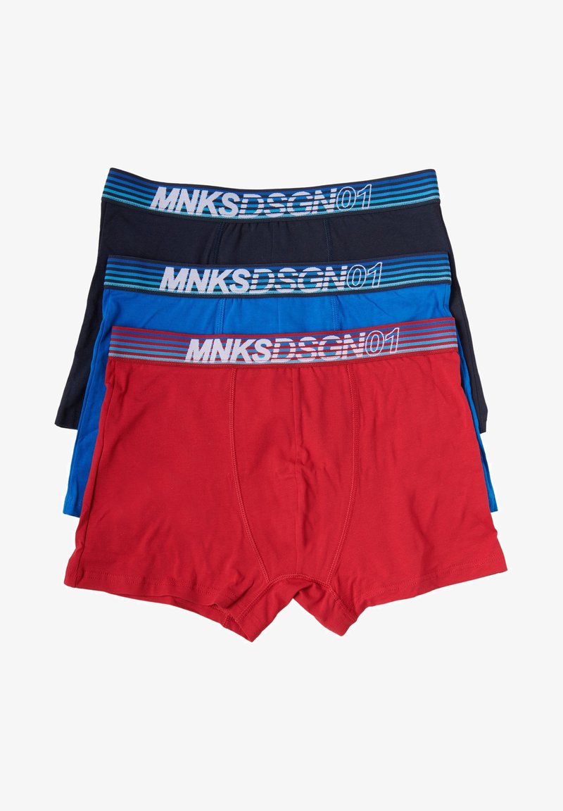 Tres pares de boxers: rojo, azul y marino. Cada uno cuenta con un tejido suave y una cinturilla elástica a rayas con la marca "MNKSDSGN 01".