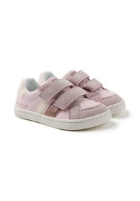 Zapatillas de deporte color rosa claro con dos tiras de velcro, acentos de ante y suelas de goma blanca. Presentan un acabado suave y un diseño de punta redondeada.