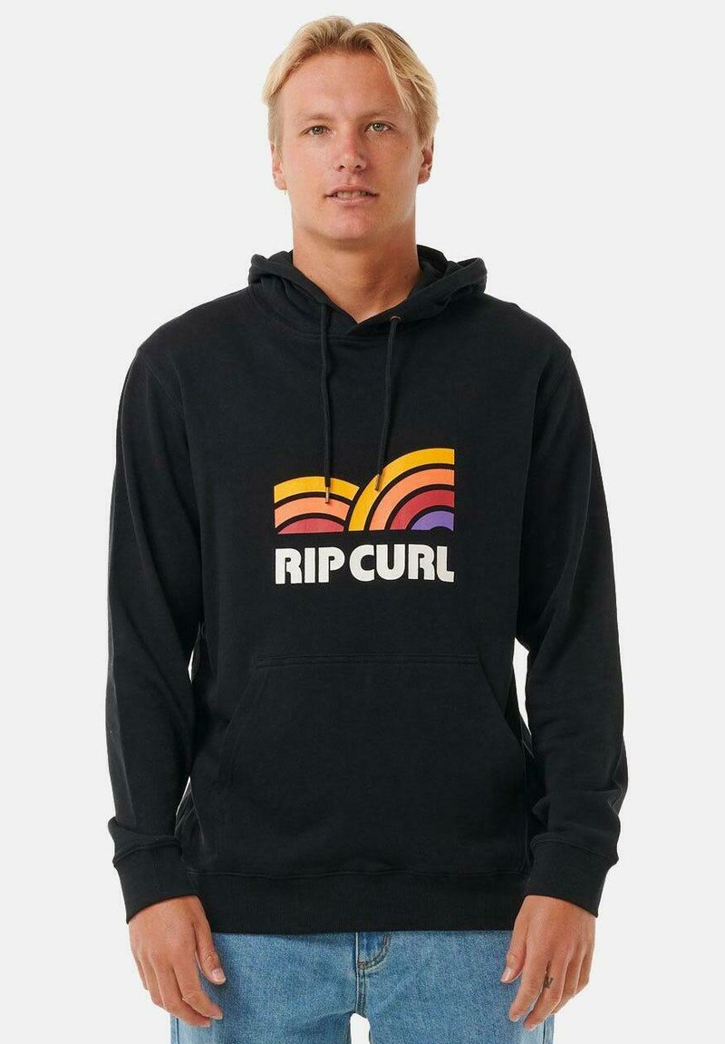 Sudadera negra con bolsillo canguro, que presenta un gráfico de olas retro colorido y el texto "RIP CURL". El material parece suave y texturizado.