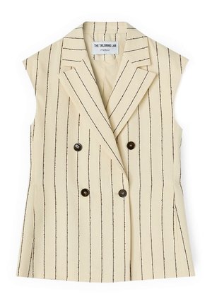 Chaleco beige sin mangas de doble abotonadura con finas rayas verticales negras y botones oscuros, con cuello con solapa en muesca.