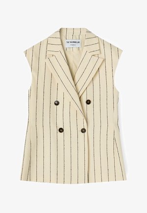 Chaleco beige sin mangas de doble abotonadura con finas rayas verticales negras y botones oscuros, con cuello con solapa en muesca.