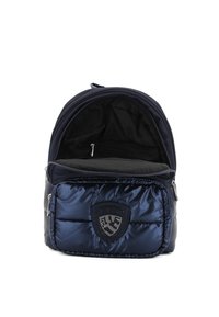 Navyblauwe nylon rugzak met gequilt textuur, ritsluiting en een voorvak met een rhinestone logo. Binnenzijde gevoerd met zwarte stof.