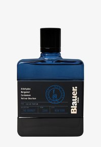 Blauw glazen parfumfles met zwarte dop. Het etiket bevat witte en blauwe tekst. Heeft tonen van aldehyden, bergamot, kardemom en bourbon vetiver.