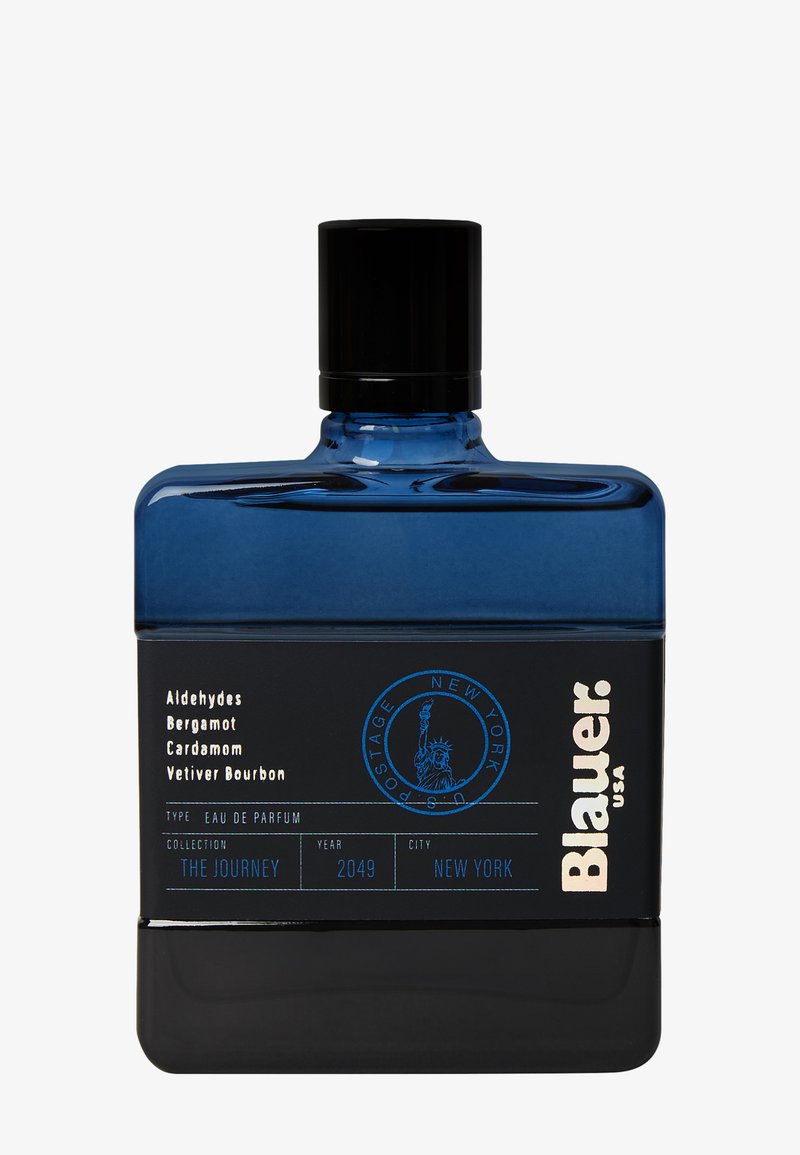Blauw glazen parfumfles met zwarte dop. Het etiket bevat witte en blauwe tekst. Heeft tonen van aldehyden, bergamot, kardemom en bourbon vetiver.