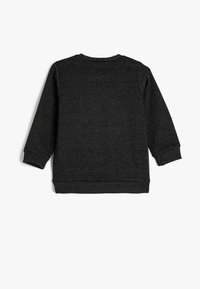 Sudadera color gris oscuro con manga larga, cuello redondo, puños acanalados y tejido texturizado. Sin logotipos ni adornos visibles.