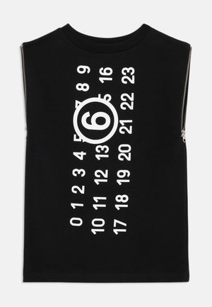 Mouwloze zwarte sweatshirt met grote witte grafische cijfers die verticaal zijn gerangschikt, met een cirkelvormige "6" in het midden en ritsdetails aan de zijkanten.