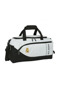 Torba podróżna w biało-czarnym wzorze, wykonana z trwałego materiału; posiada logo Real Madryt, podwójne uchwyty i regulowany pasek.